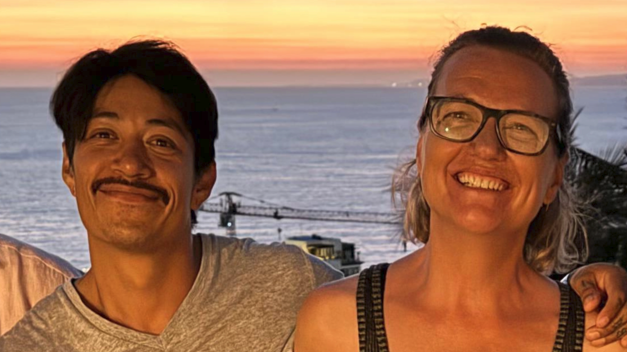 Klein y Linares frente al mar en Puerto Vallarta, México.