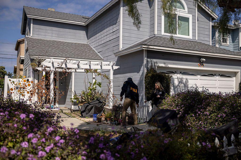 Agentes del FBI visitan una residencia junto a una casa vinculada a Cole Tomas Allen, quien fue identificado como el sospechoso en el tiroteo de la Cena de Corresponsales de la Casa Blanca, en Torrance, California, el domingo 26 de abril de 2026. (Foto de Stephen Lam/San Francisco Chronicle vía Getty Images)