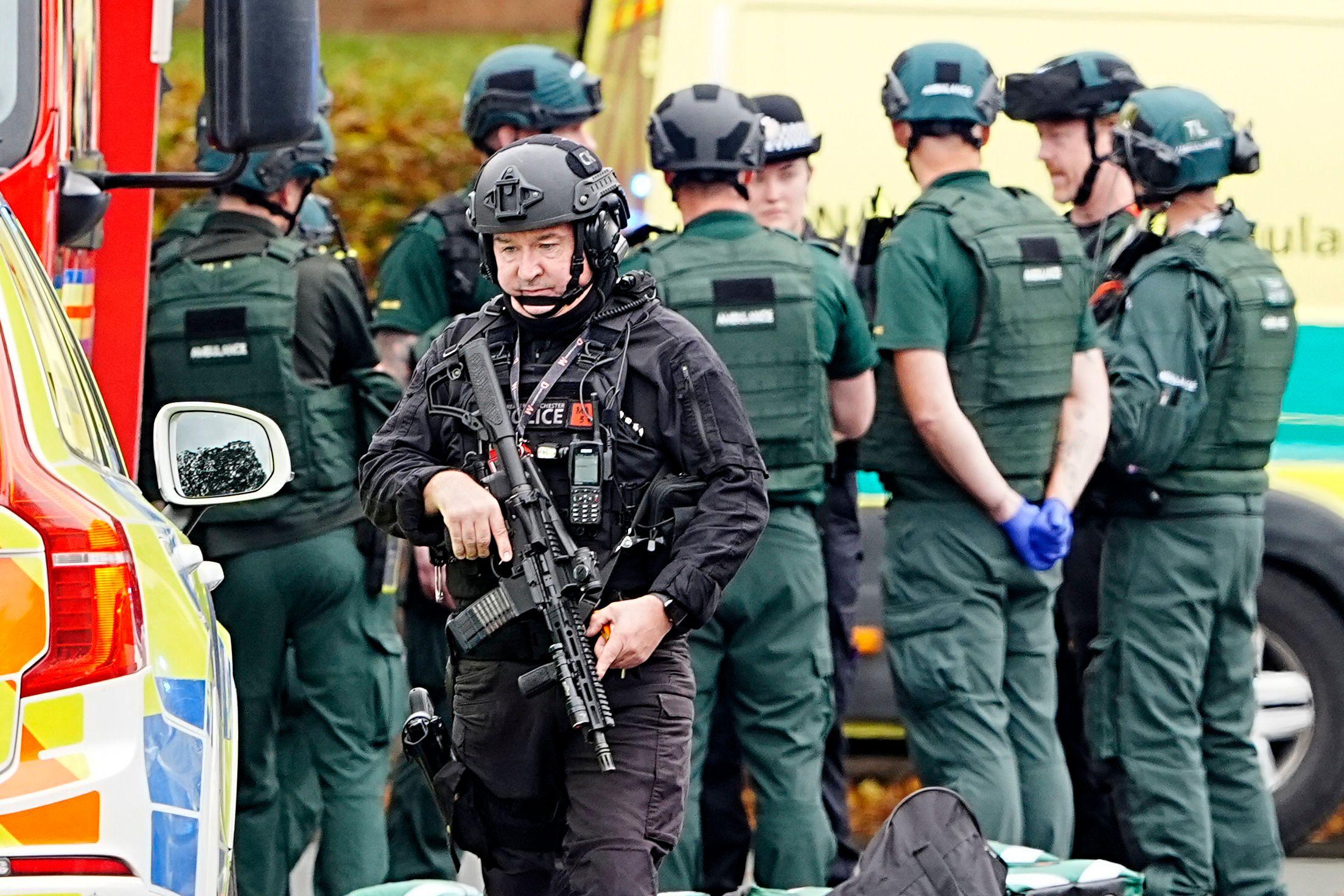 Un grupo de policías con casco, equipo de seguridad y fuertemente armados.