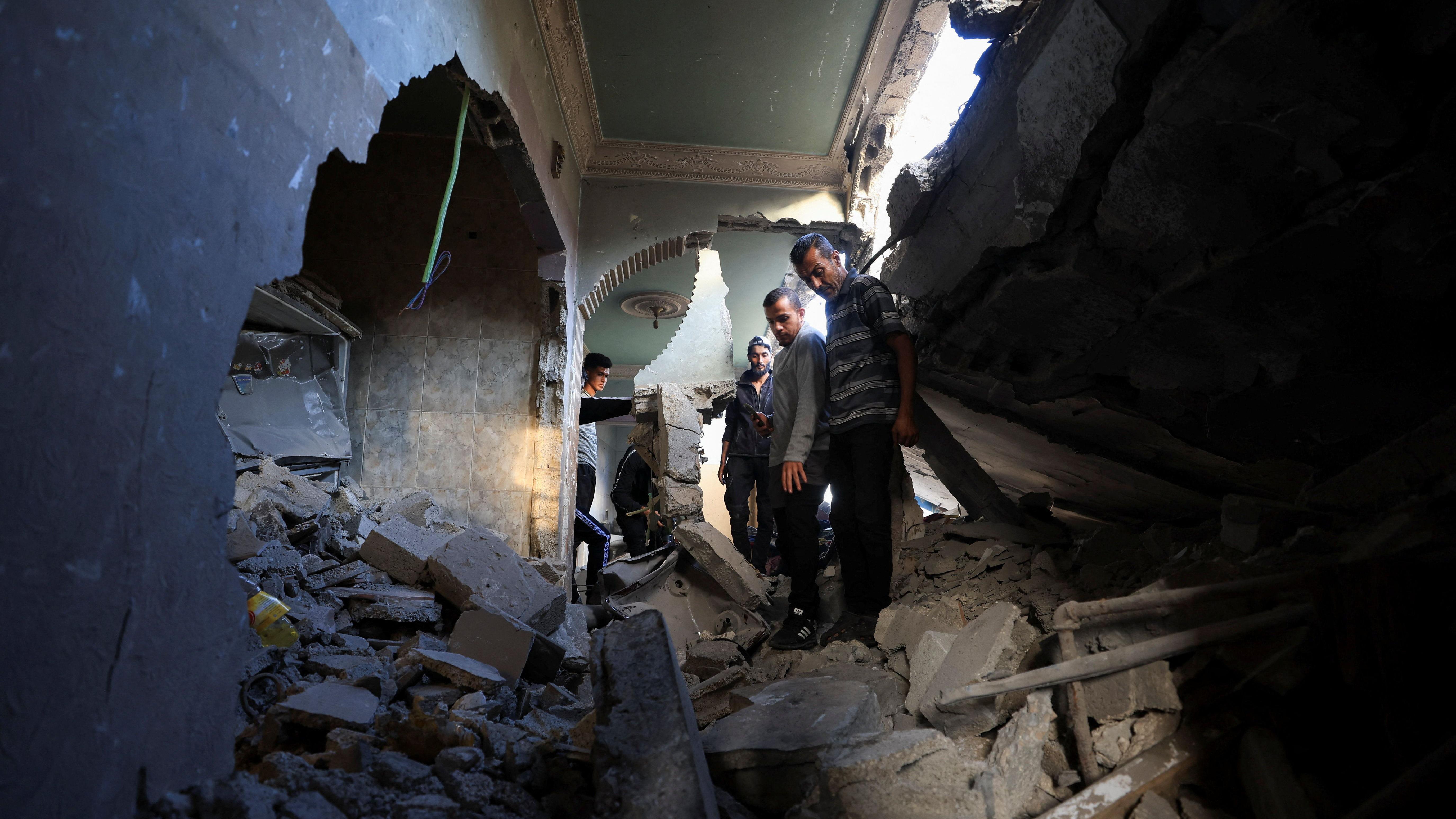 إسرائيل تُعلن "إعادة تطبيق اتفاق وقف إطلاق النار"، وكاتس يؤكد "اغتيال قادة من حماس خلال الضربة العسكرية الأخيرة" 1 فلسطينيون يتفقدون موقع غارة إسرائيلية ليلية على منزل في مدينة غزة، 29 أكتوبر/تشرين الأول 2025