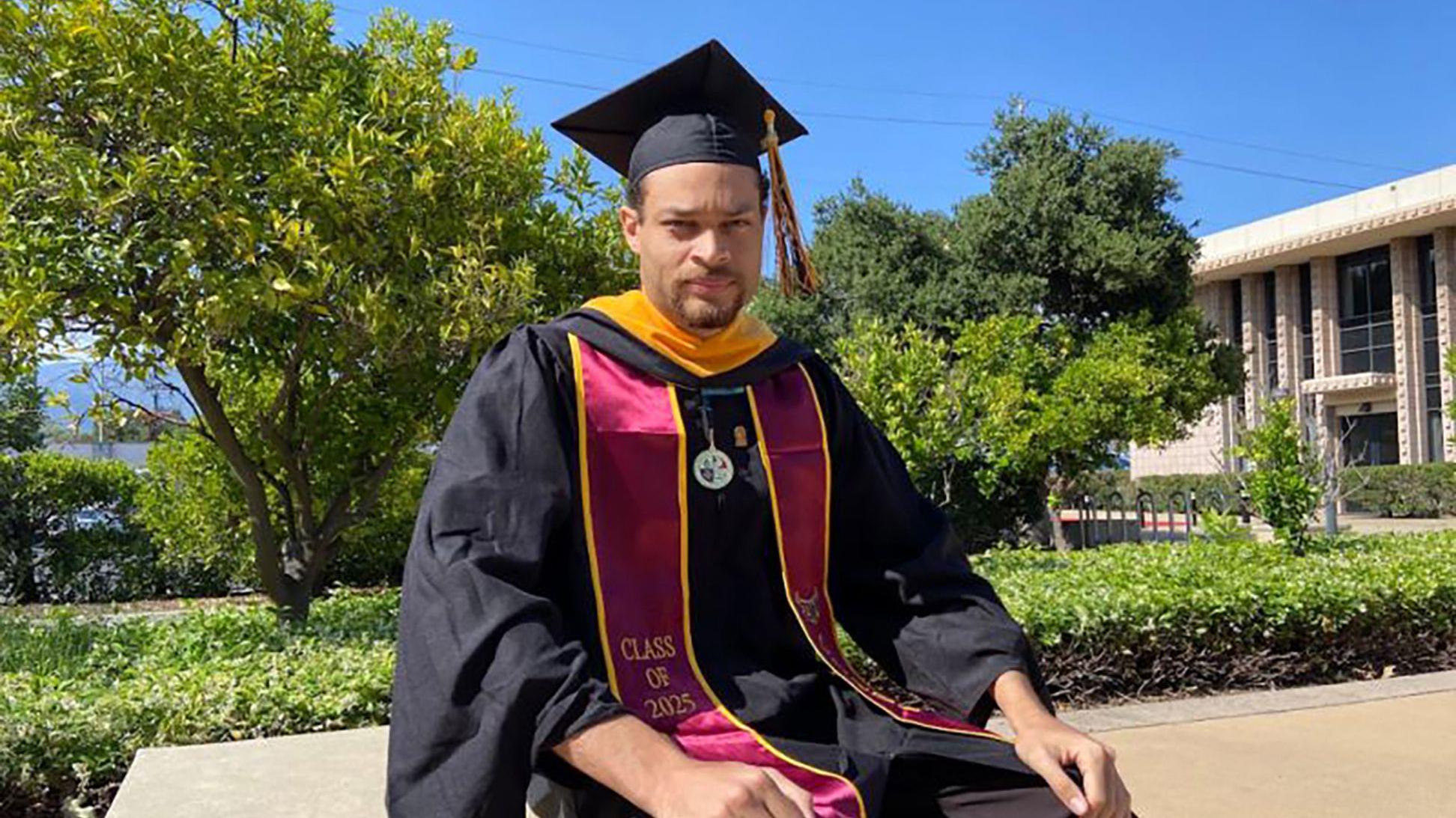 Foto de perfil de LinkedIn de Cole Tomas Allen, marzo de 2025. 