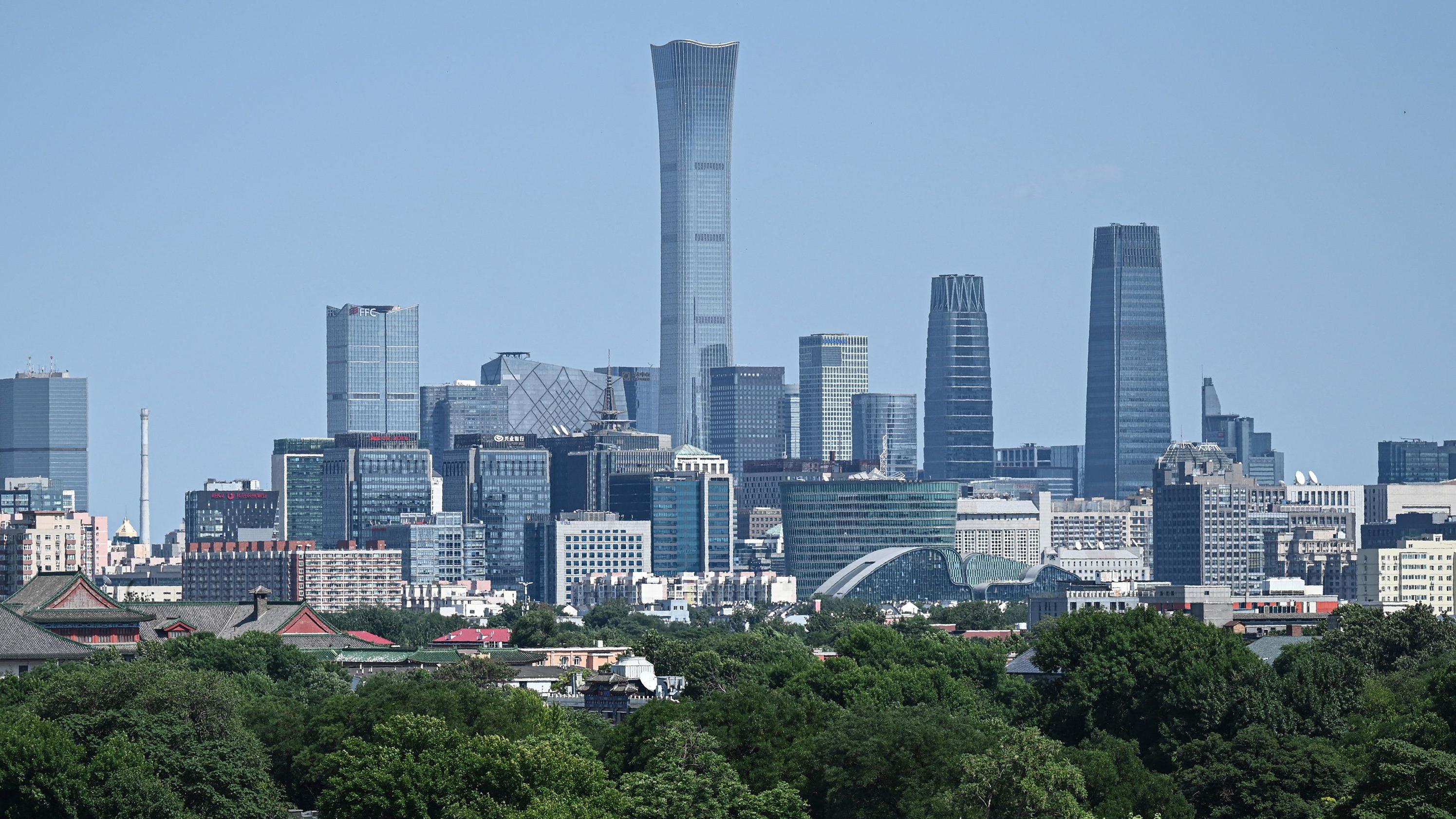 Sebuah gambaran umum menunjukkan cakrawala kota di atas kawasan pusat bisnis di Beijing pada 5 Juni 2026.