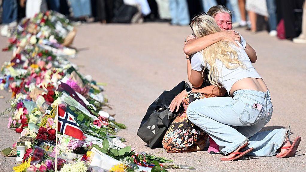 Norwegians lay flowers at palace as King Haralds condition worsens