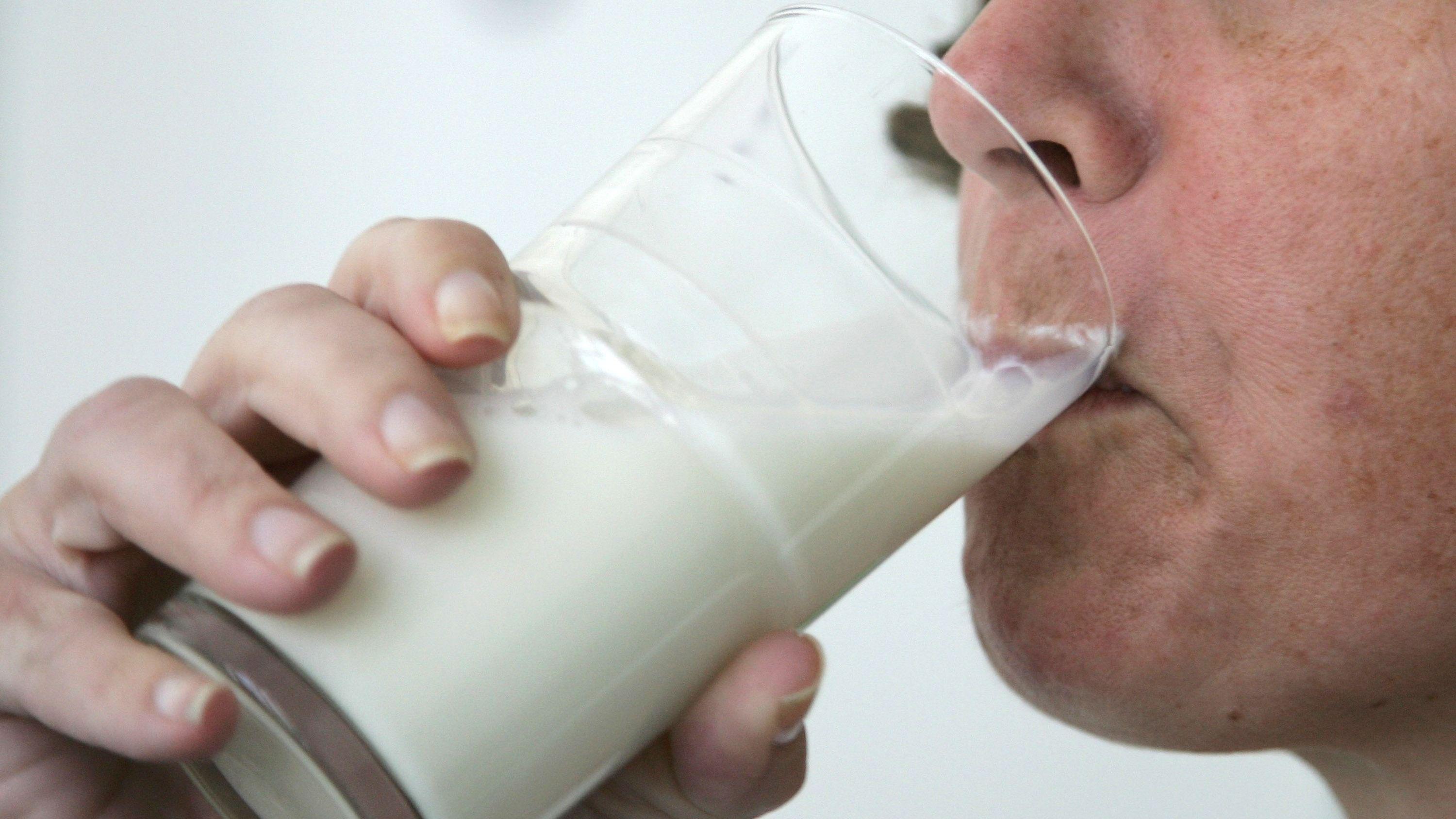 امرأة تشرب كوباً من الحليب