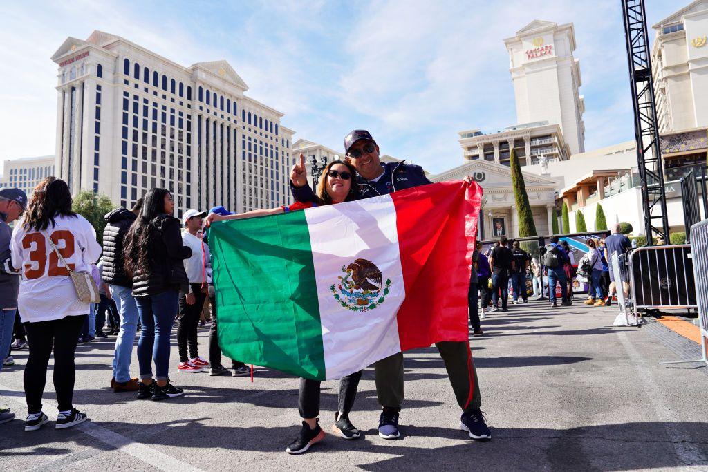 Fãs segurando uma bandeira mexicana posam para uma foto na festa de abertura do Grande Prêmio de Fórmula 1 de Las Vegas de 2023, em 5 de novembro de 2022, na Las Vegas Strip, em Las Vegas, Nevada.