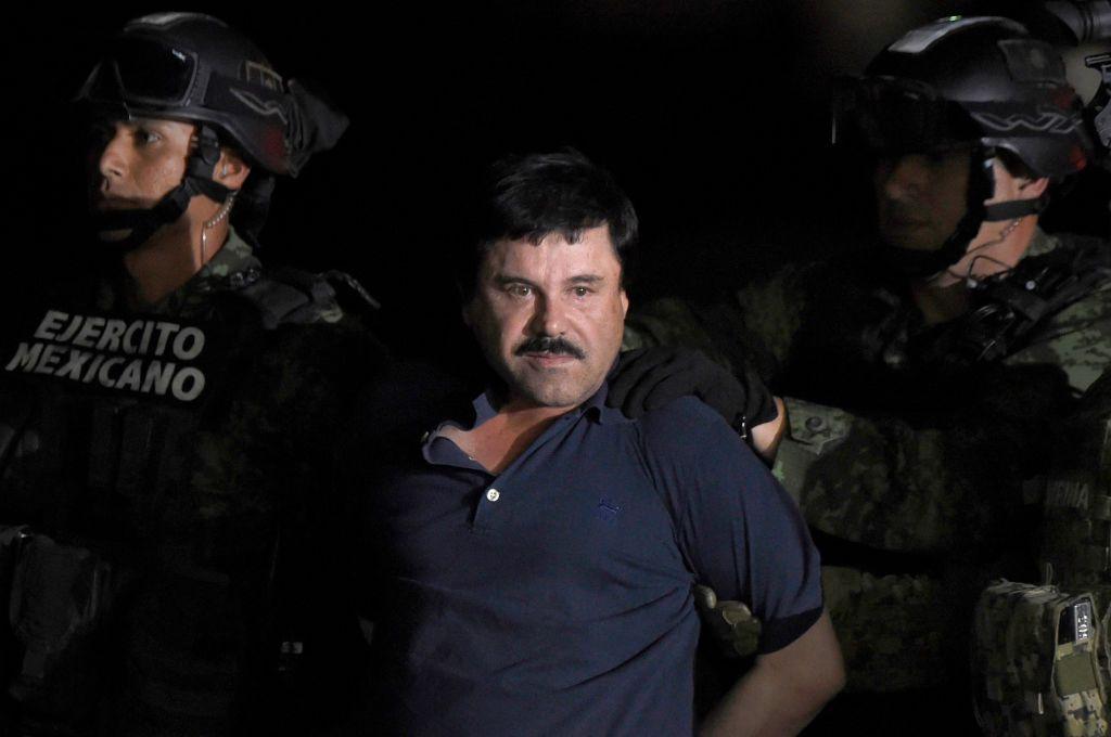 Joaquín Guzmán custodiado por militares tras su captura