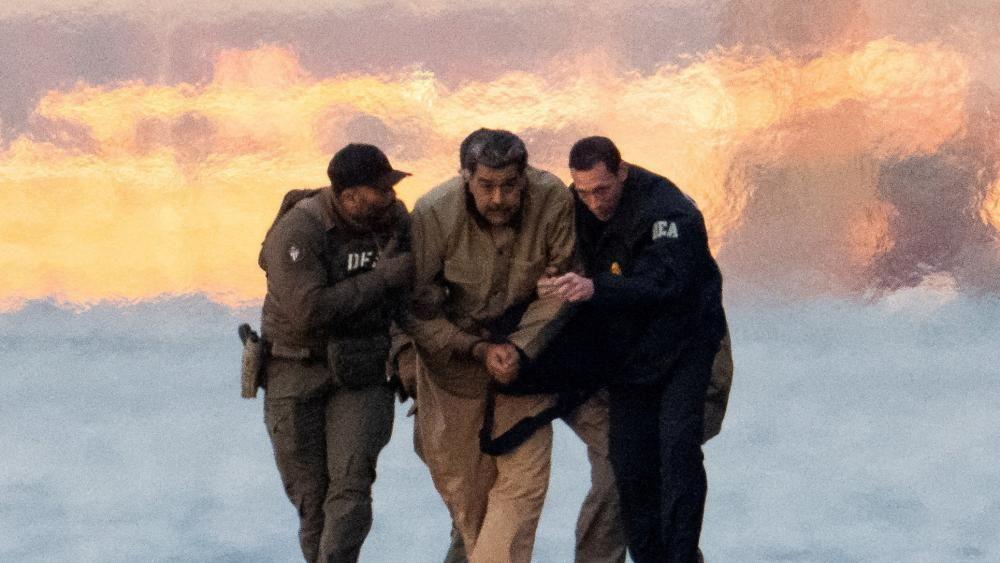 체포된 마두로 대통령이 호송되는 모습