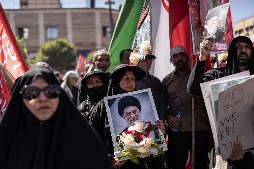 Para pelayat menghadiri pemakaman Ali Khamenei, beserta sejumlah anggota keluarganya, sebelum dia dimakamkan di Kompleks Makam Imam Reza, Mashhad, pada 9 Juli 2026.