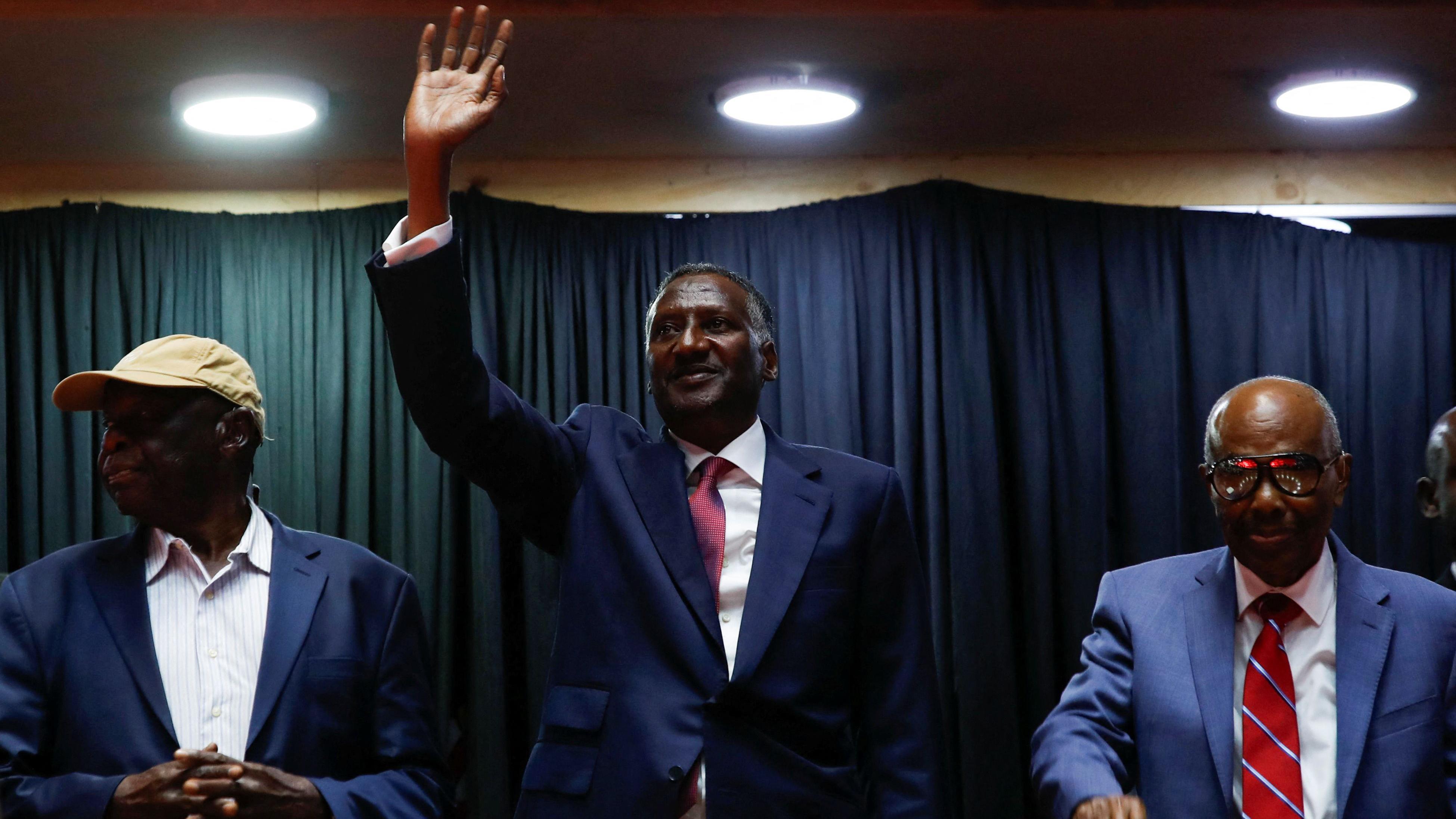 عبد الرحيم دقلو، نائب قائد قوات الدعم السريع السودانية، خلال اجتماع خُصِّص للتوقيع على ميثاق سياسي يهدف إلى تشكيل "حكومة سلام ووحدة" لإدارة المناطق الخاضعة لسيطرة القوات، وذلك في نيروبي، كينيا، في 18 فبراير/شباط 2025.