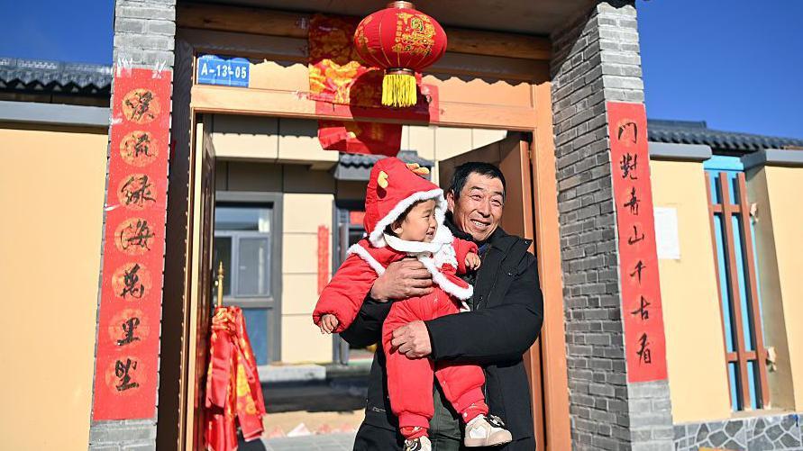 Chinas population falls for fourth straight year