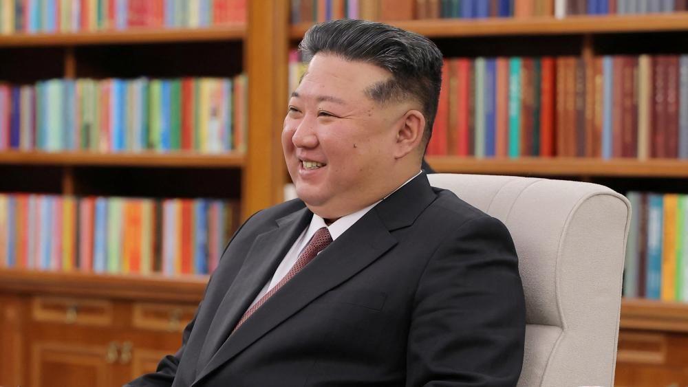2025년 6월 4일 북한 평양에서 러시아의 세르게이 쇼이구 안보회의 서기와 만나 웃고 있는 김정은 북한 국무위원장