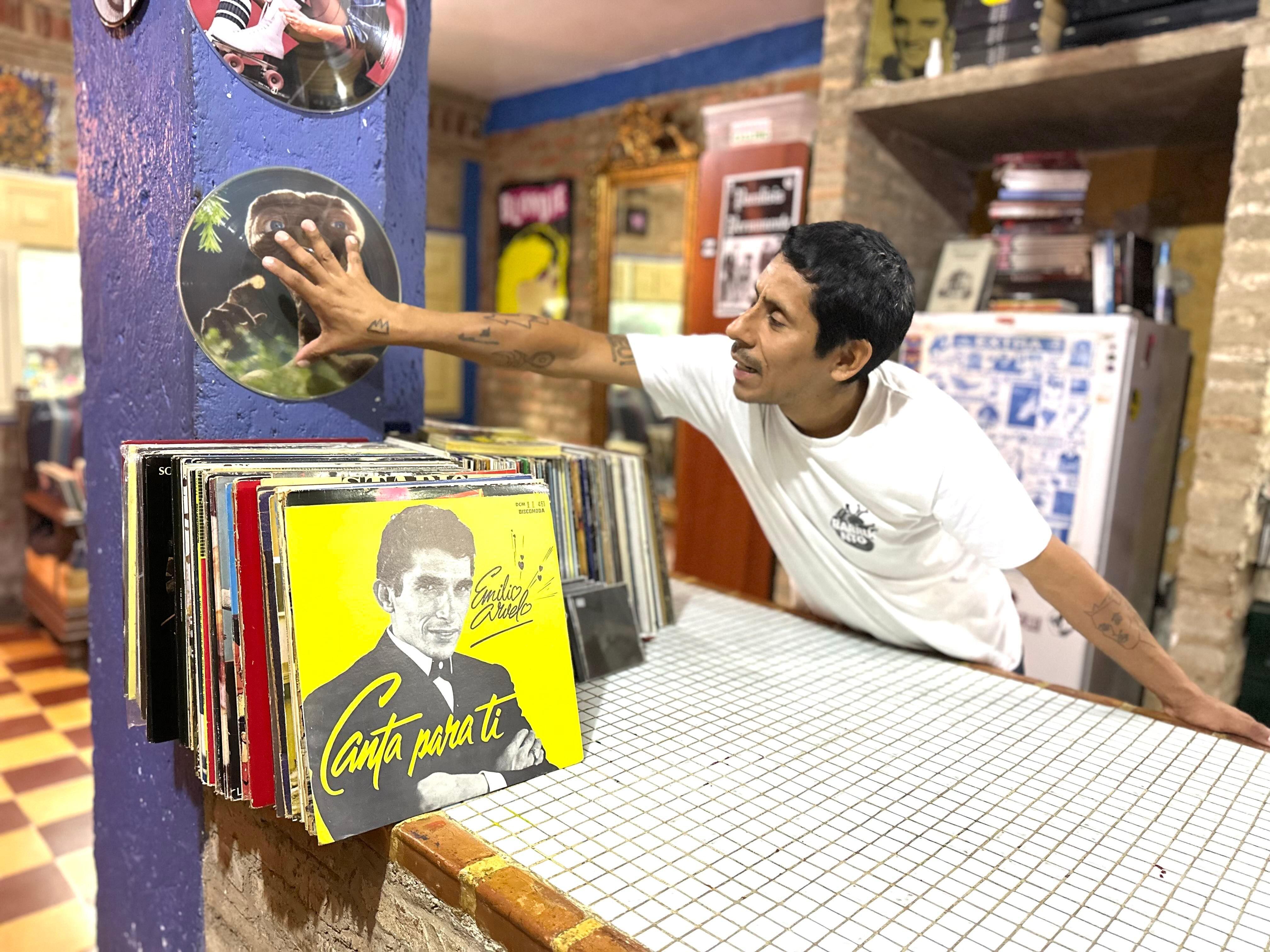 Omar Viñas, un peruano de 50 años, que llegó en 2001 a Venezuela vendiendo LP's y la carátula del disco de Arvelo