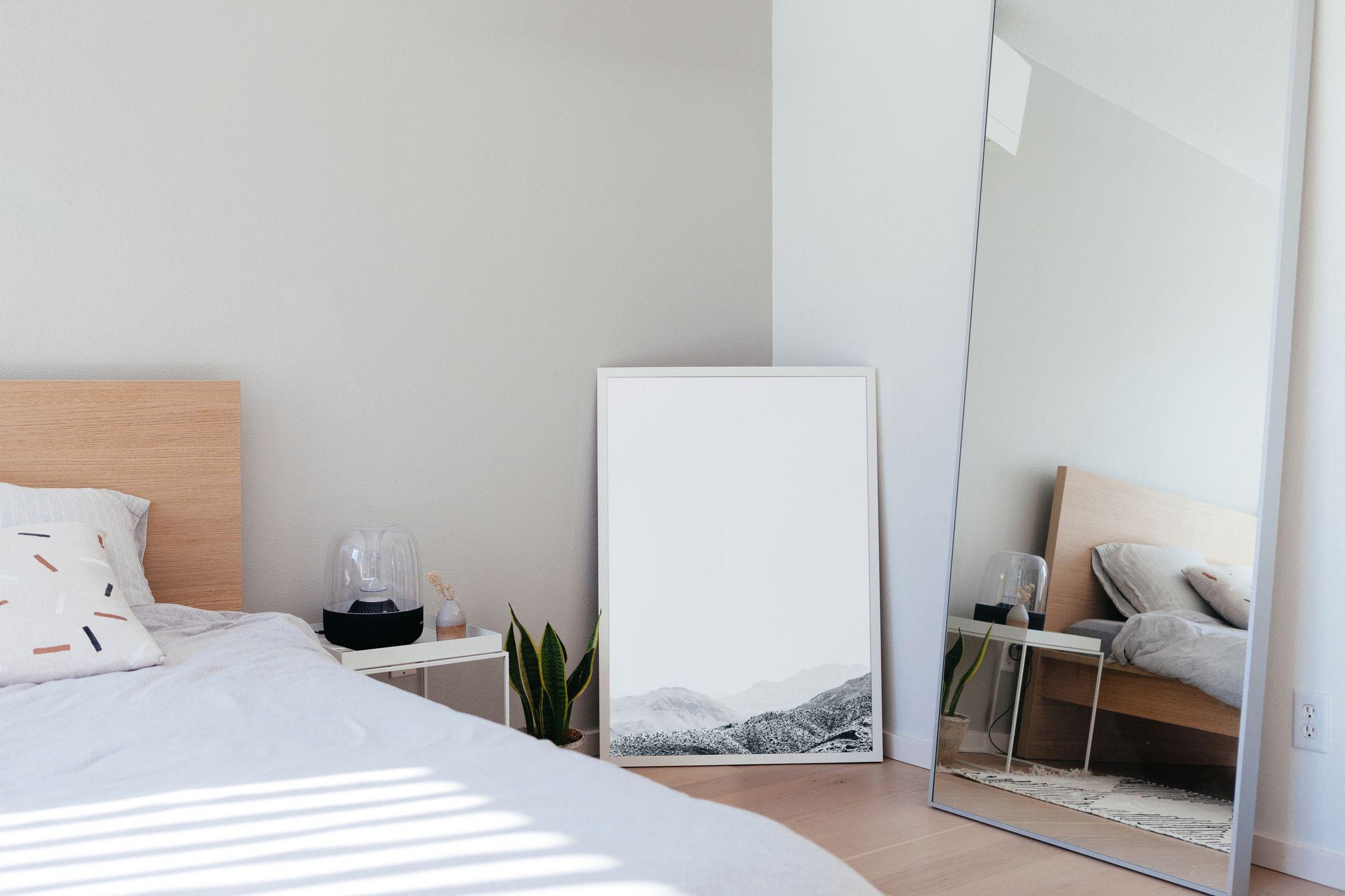 Una habitación con dos espejos.