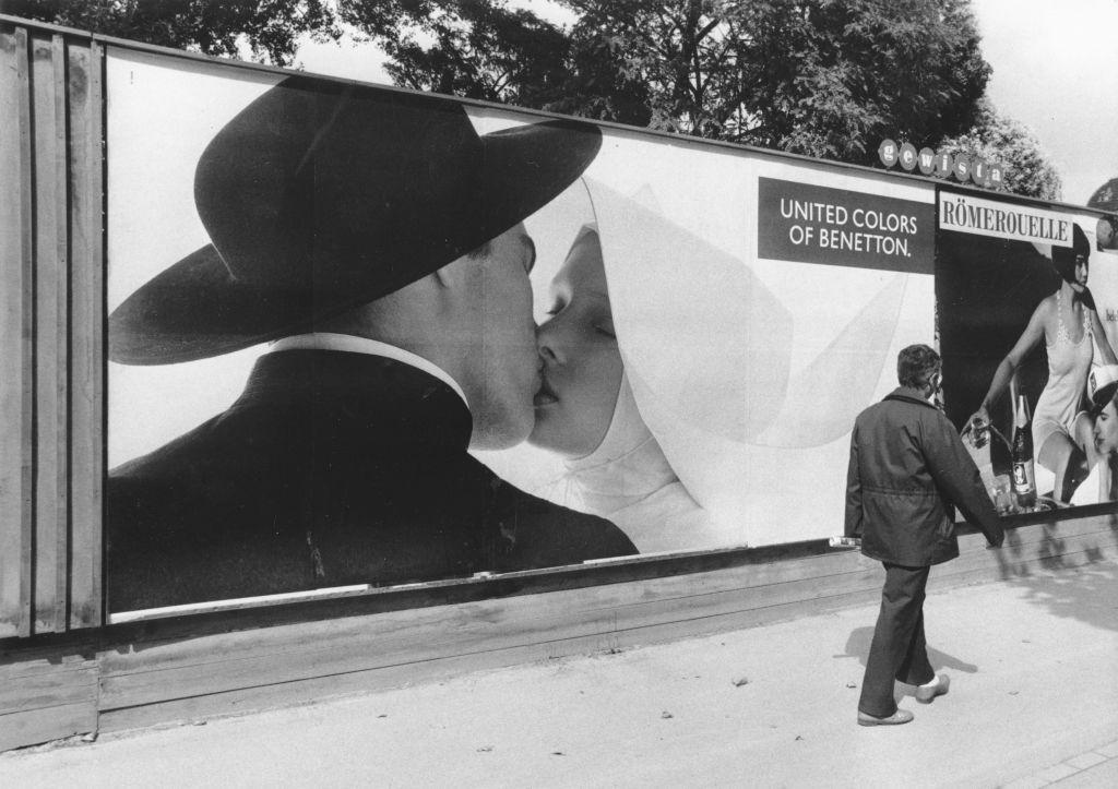 Valla publicitaria de Benetton con un sacerdote besando a una monja. Viena. 18 de septiembre de 1991.