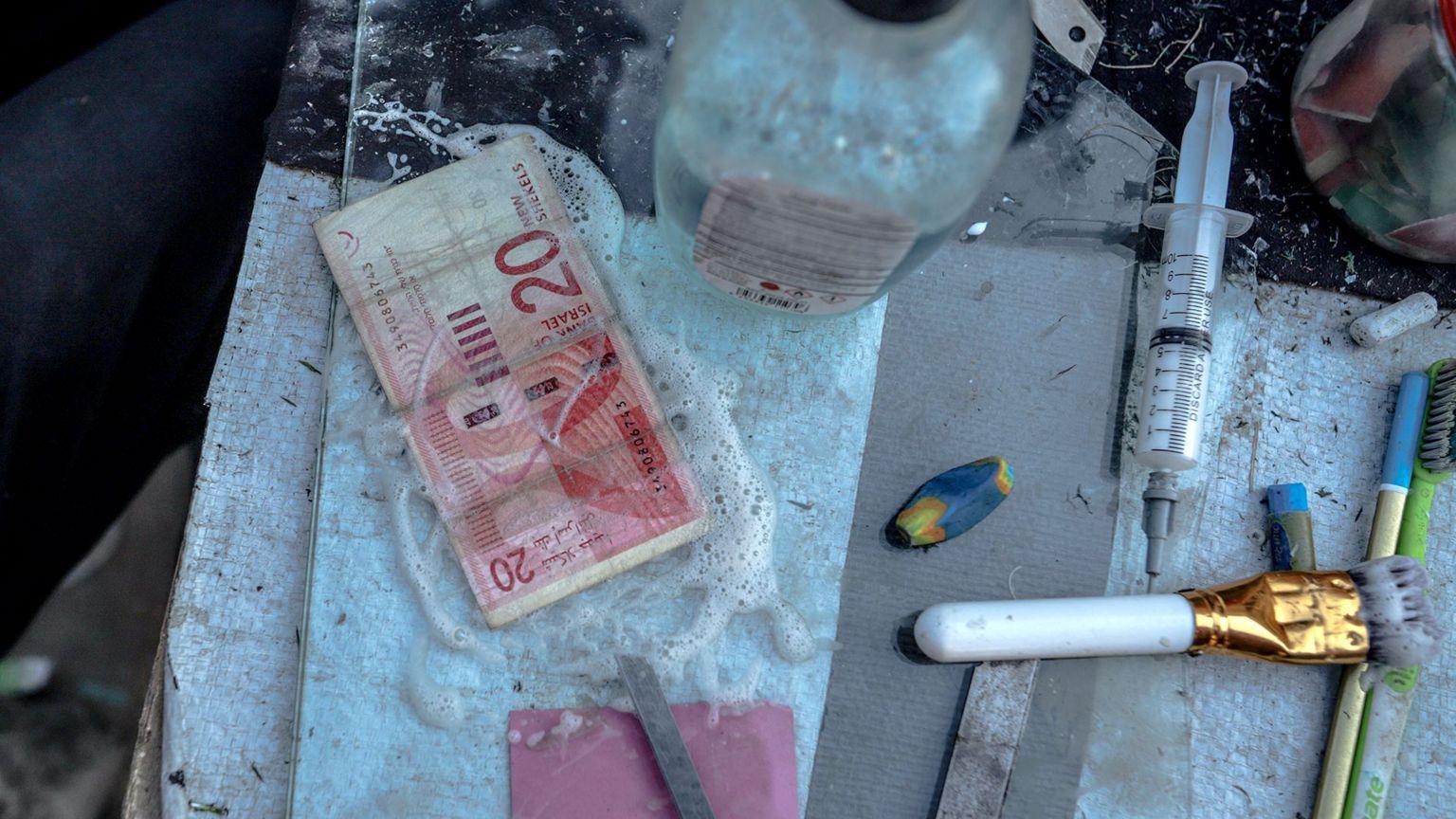 Un billete está siendo reparado en una pequeña mesa de madera. 