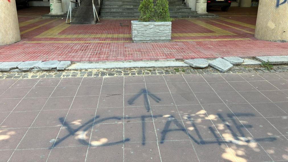 ustaša - napisano na pločniku 