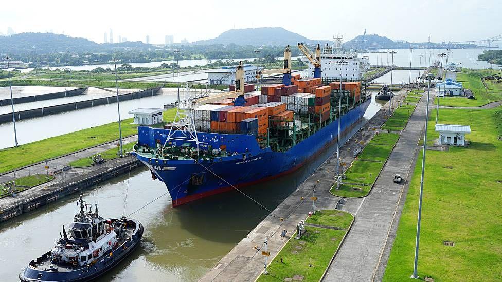 Buque de contenedores en el canal de Panamá