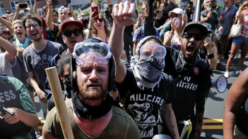 Miembros de Antifa protestando en Charlottesville en 2017