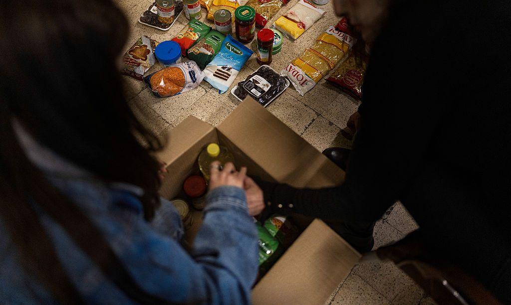 في 9 مارس/آذار 2026، قام متطوعون لبنانيون بإعداد طرود غذائية ممولة بتبرعات فردية في بيروت، وسط تصعيد جديد في الصراع الإسرائيلي الإسرائيلي وحزب الله، وتوترات إقليمية أوسع نطاقاً أدت إلى موجة نزوح جديدة من جنوب لبنان. 
