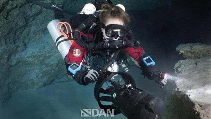 Un miembro del equipo de buceo que busca los cuerpos de los buceadores italianos