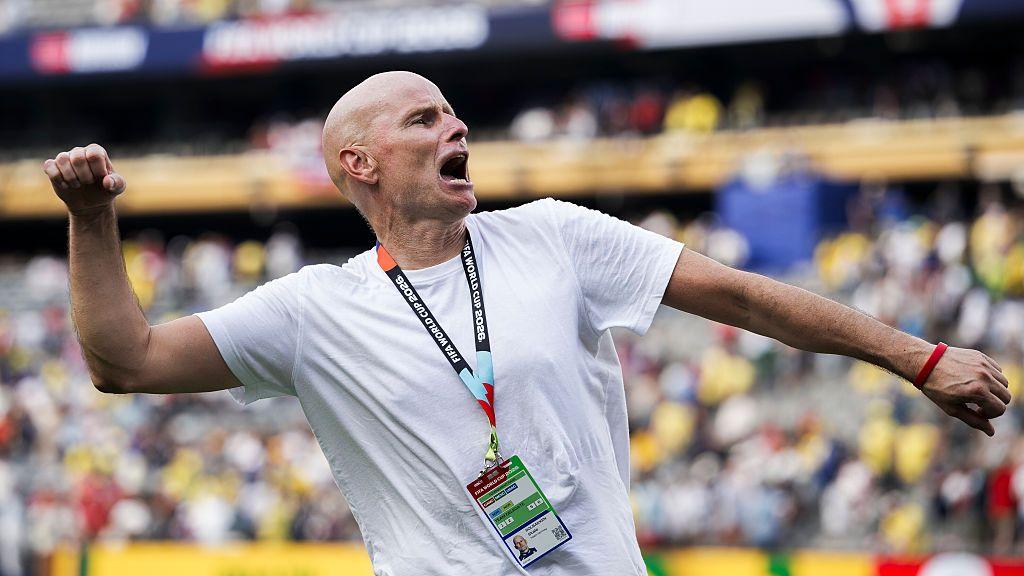 Stale Solbakken levanta los brazos. 