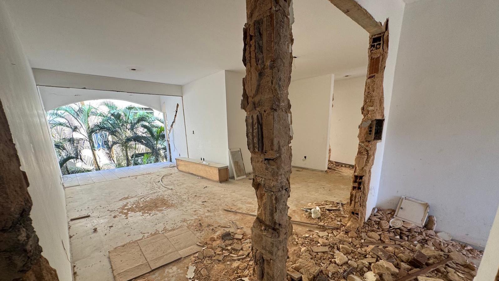 Vista da entrada de apartamento sem portas e sem janelas