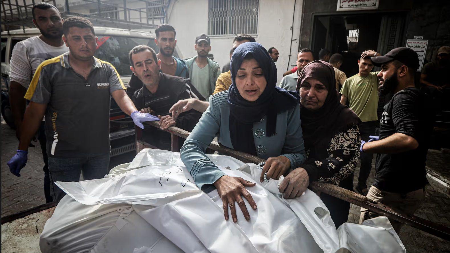 "حلفاء رئيسيون لإسرائيل يهددون بالتحرك بشأن كارثة غزة، فلماذا لا تتحرك واشنطن؟" - الغارديان 1 امرأة من غزة تبكي بعد مقتل أحد أفراد عائلتها