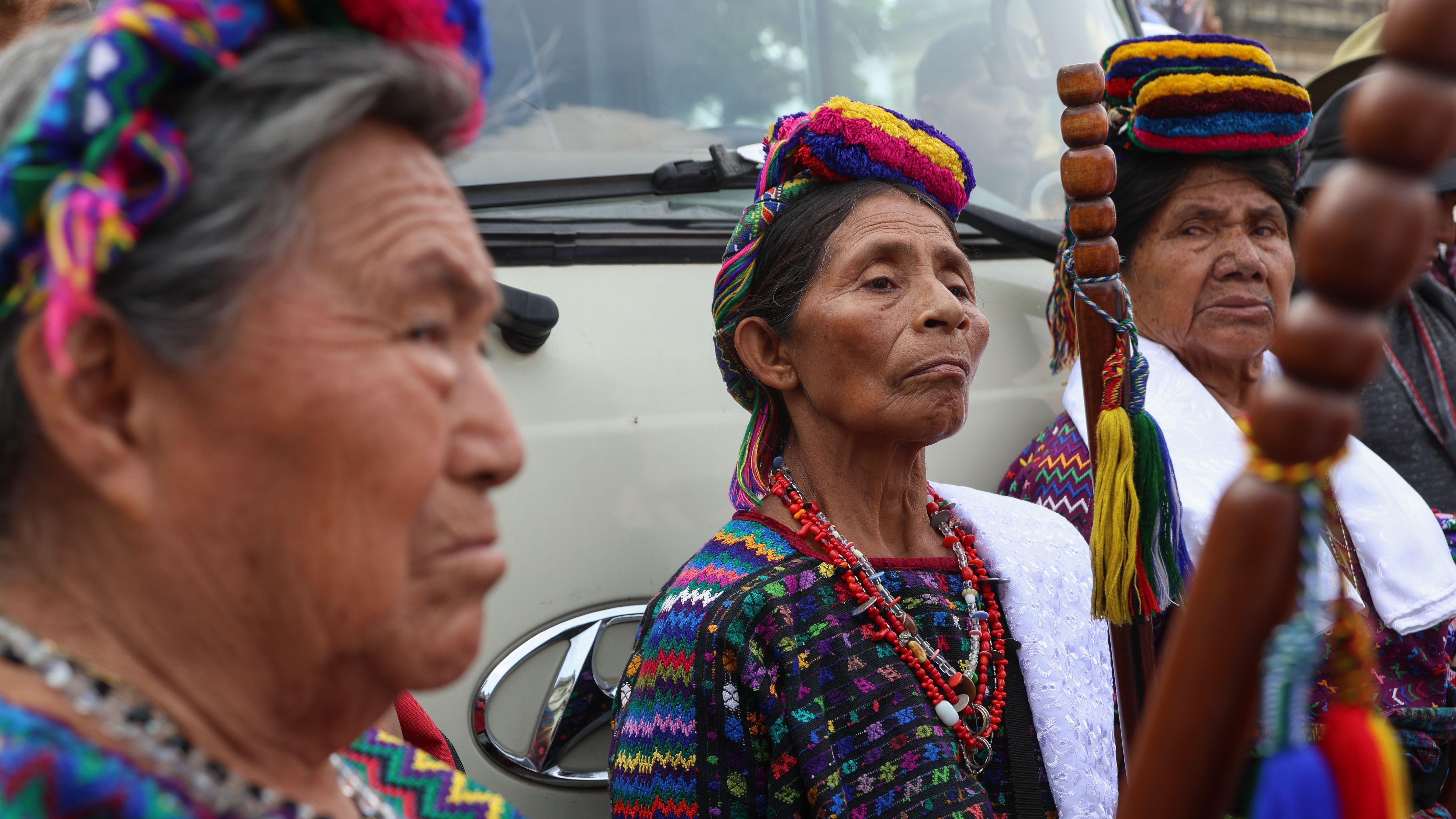 Un grupo de indígenas participa en una manifestación en demanda de justicia para los miembros de la autoridad comunitaria 48 Cantones de Totonicapán, en Ciudad de Guatemala.
