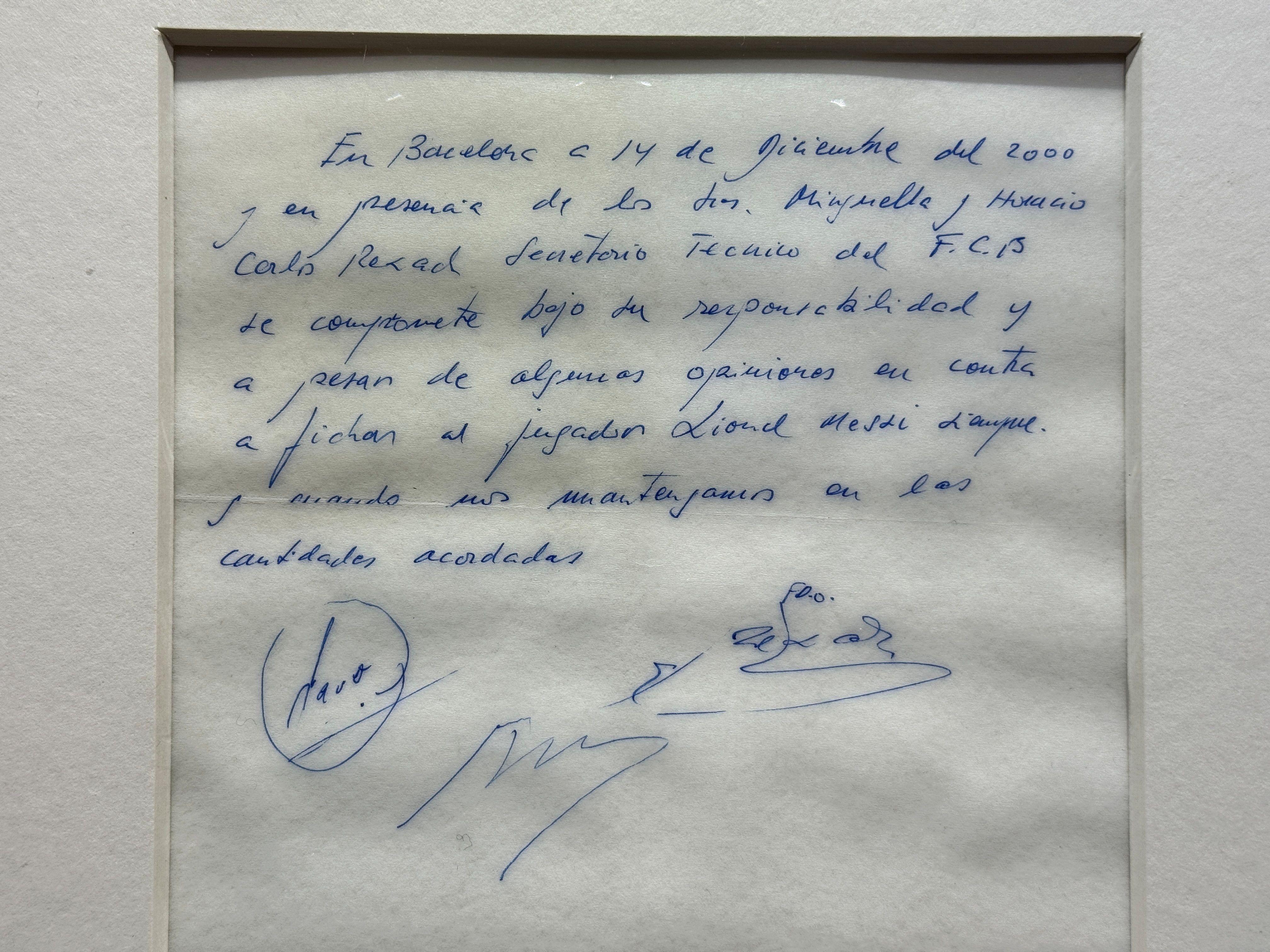 Una servilleta con un mensaje que se lee “En Barcelona, a 14 de diciembre de 2000 y en presencia de los señores Minguella y Horacio, Carles Rexach, director deportivo del FC Barcelona, se compromete, bajo su responsabilidad y con independencia de cualquier opinión contraria, a fichar al jugador Lionel Messi, siempre que se respeten las cantidades acordadas”.