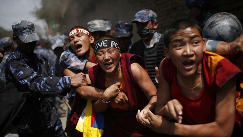 Mojes tibetanos en medio de una protesta.