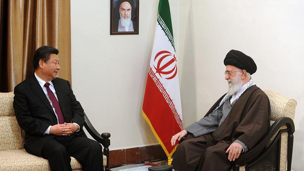 شي جين بينغ (يسار) يلتقي بالمرشد الأعلى لإيران السيد علي خامنئي (يمين) في طهران، إيران في 23 يناير/كانون الثاني 2016.
