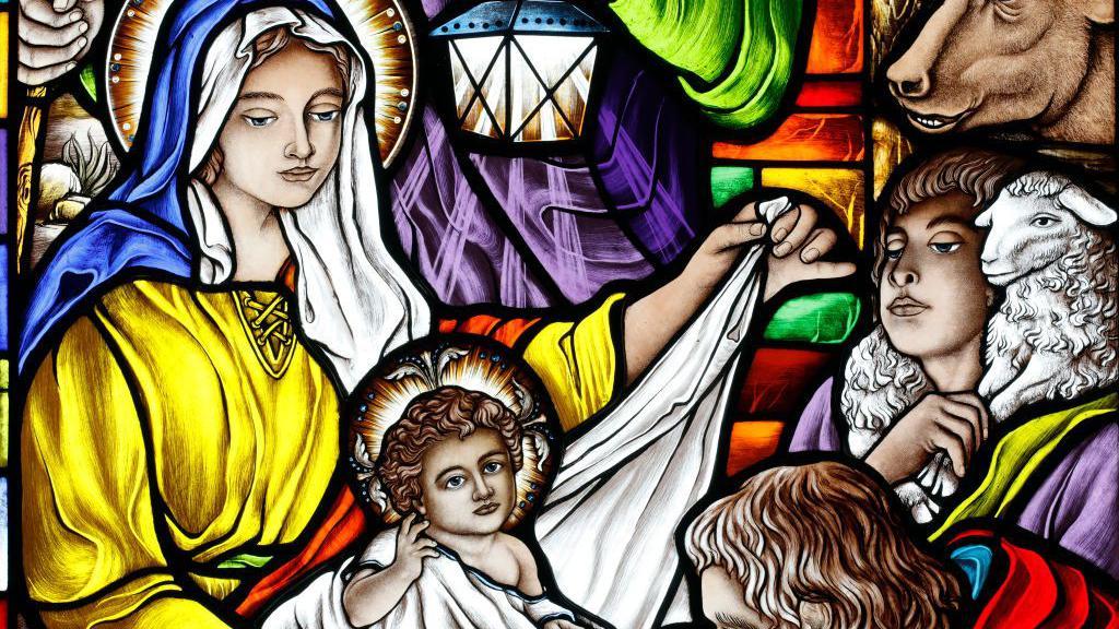 Vitral mostra cena de nascimento de Jesus