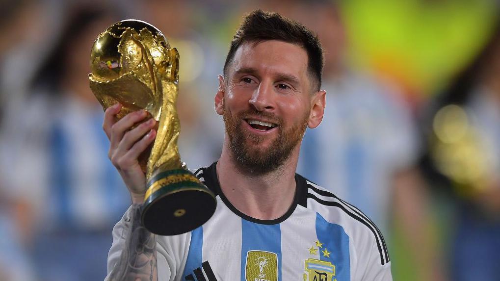 Lionel Messi, com o trof&eacute;u da Copa do Mundo da Fifa em 2022, no Catar