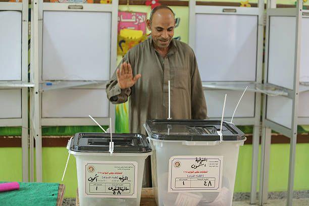 ناخب داخل إحدى لجان الاقتراع في انتخابات مجلس النواب مصر 2025