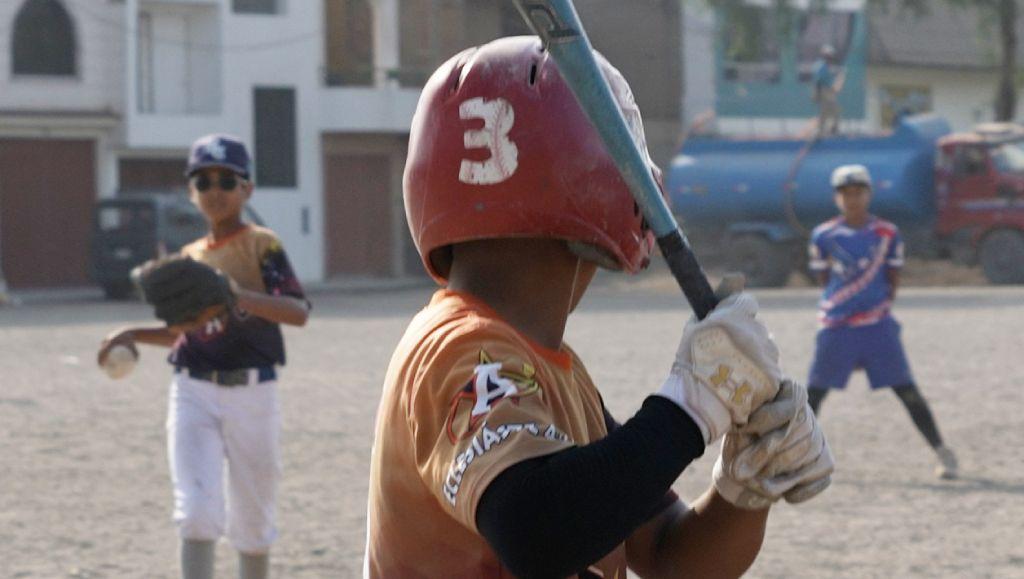 Niños con un bate en un parque de Iima.