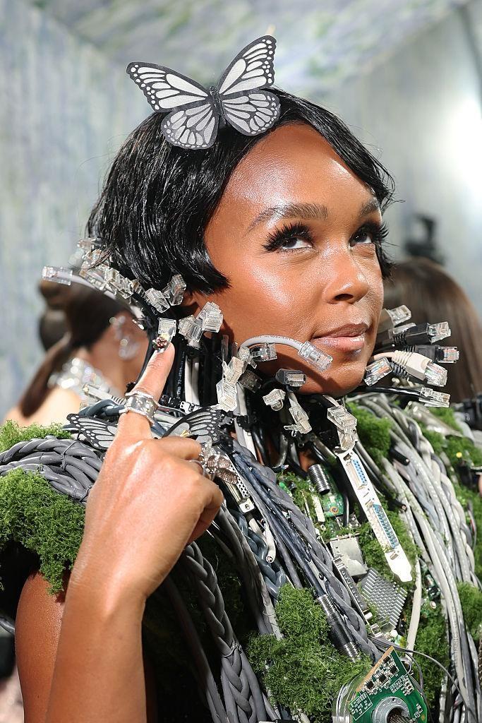 El atuendo de Janelle Monáe cubierto de cables y placas de circuito.