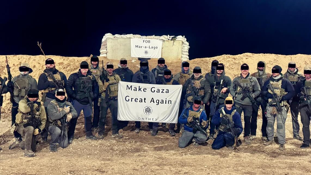 Una fotografía de un grupo de hombres con uniformes de estilo militar y armas, con la cara parcialmente oculta por barras negras, posando ante un fondo desértico. Llevan una pancarta con el logotipo de la empresa de Josh Miller y el lema "Hagamos a Gaza grande de nuevo", mientras que detrás de ellos hay una pancarta similar que dice "FOB Mar-a-Lago", en referencia a la expresión militar "Base de Operaciones Avanzada" y a la residencia del presidente Trump en Florida.