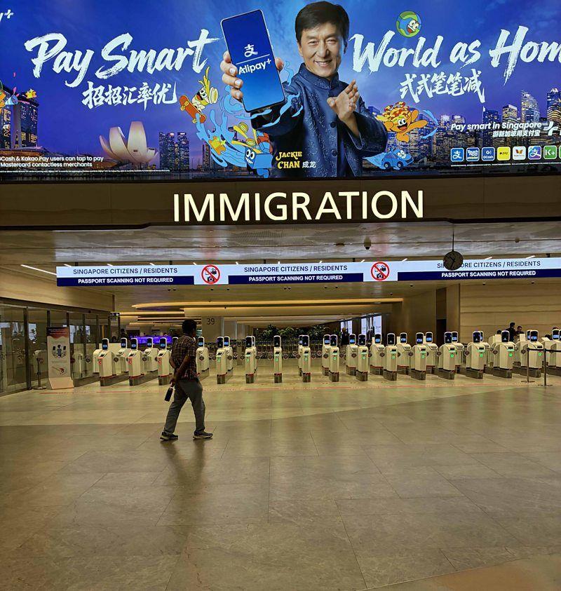 Setor de imigra&ccedil;&atilde;o biom&eacute;trica do aeroporto Changi, sem filas