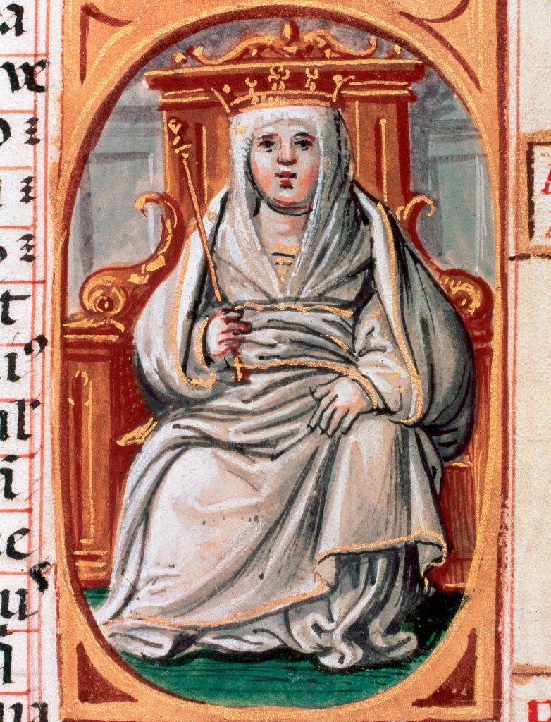 Urraca sentade en el trono con su corona.