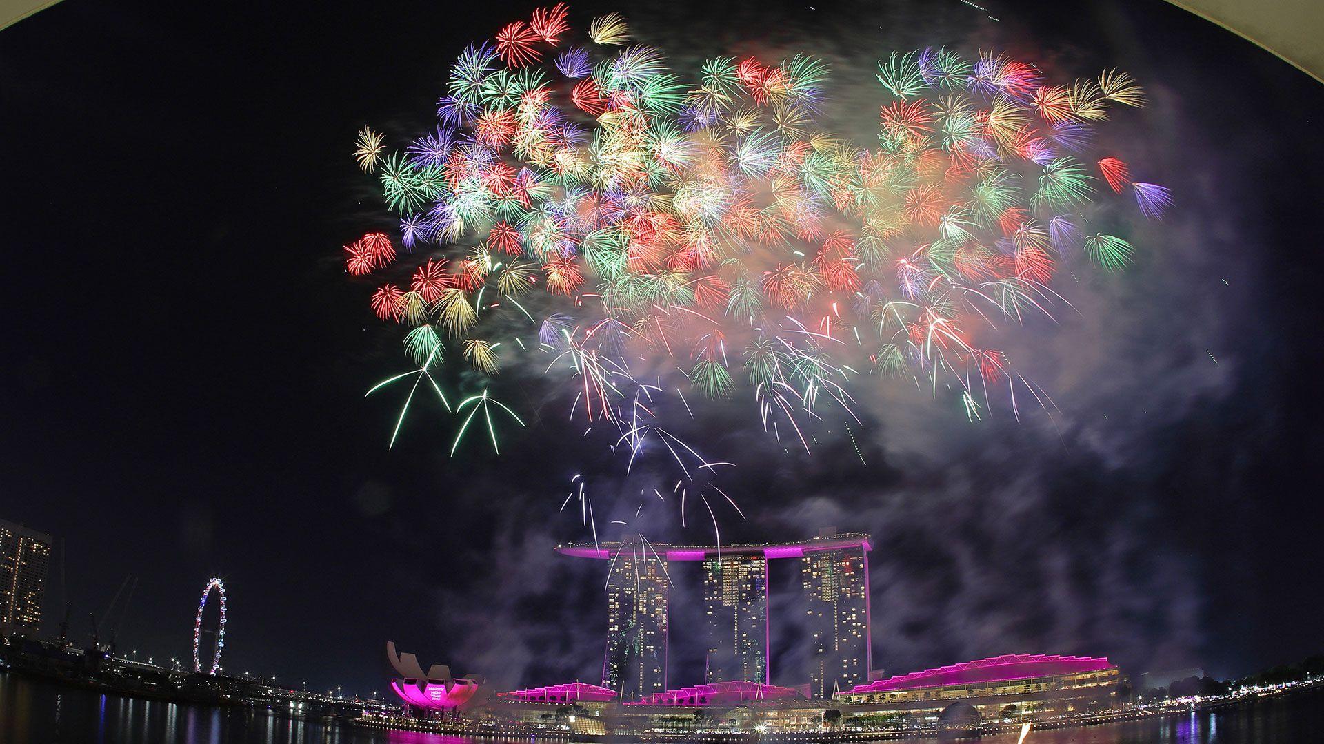 Los fuegos artificiales iluminan el cielo en el paseo marítimo de Marina Bay en Singapur para celebrar la medianoche de la Nochevieja de 2026.