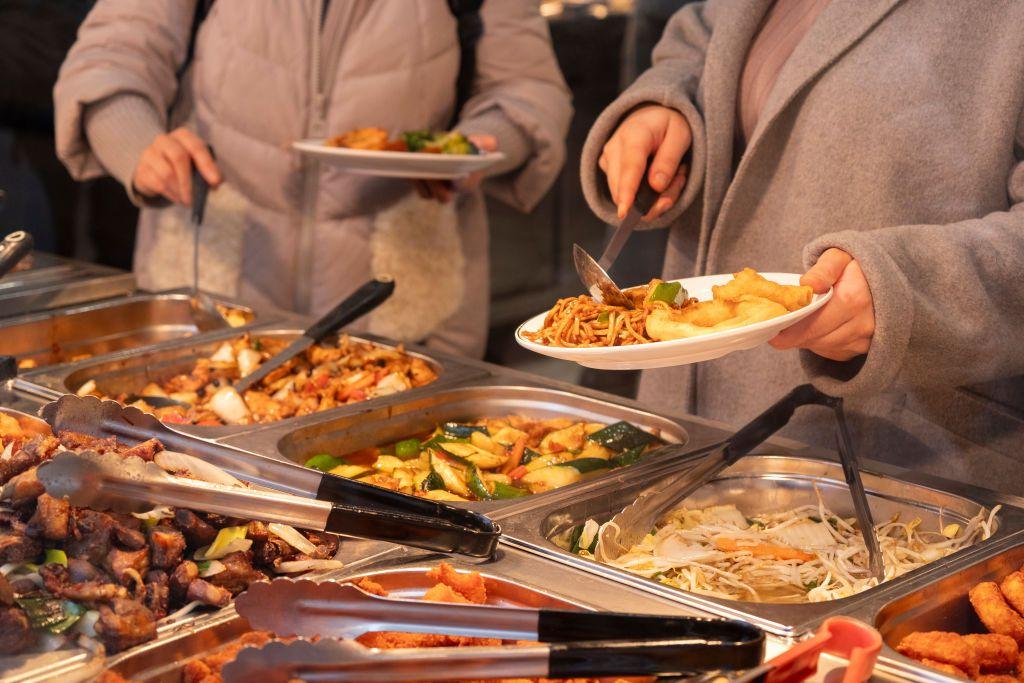 Pratos quentes em um restaurante por quilo