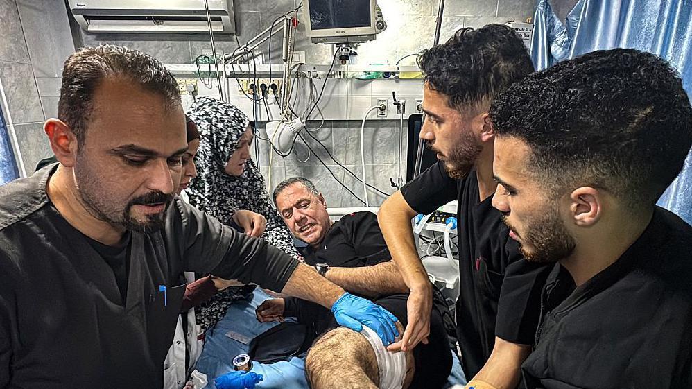 بي بي سي تتتبع قصة الطبيب حسام أبو صفية من الاعتقال إلى العزل الانفرادي