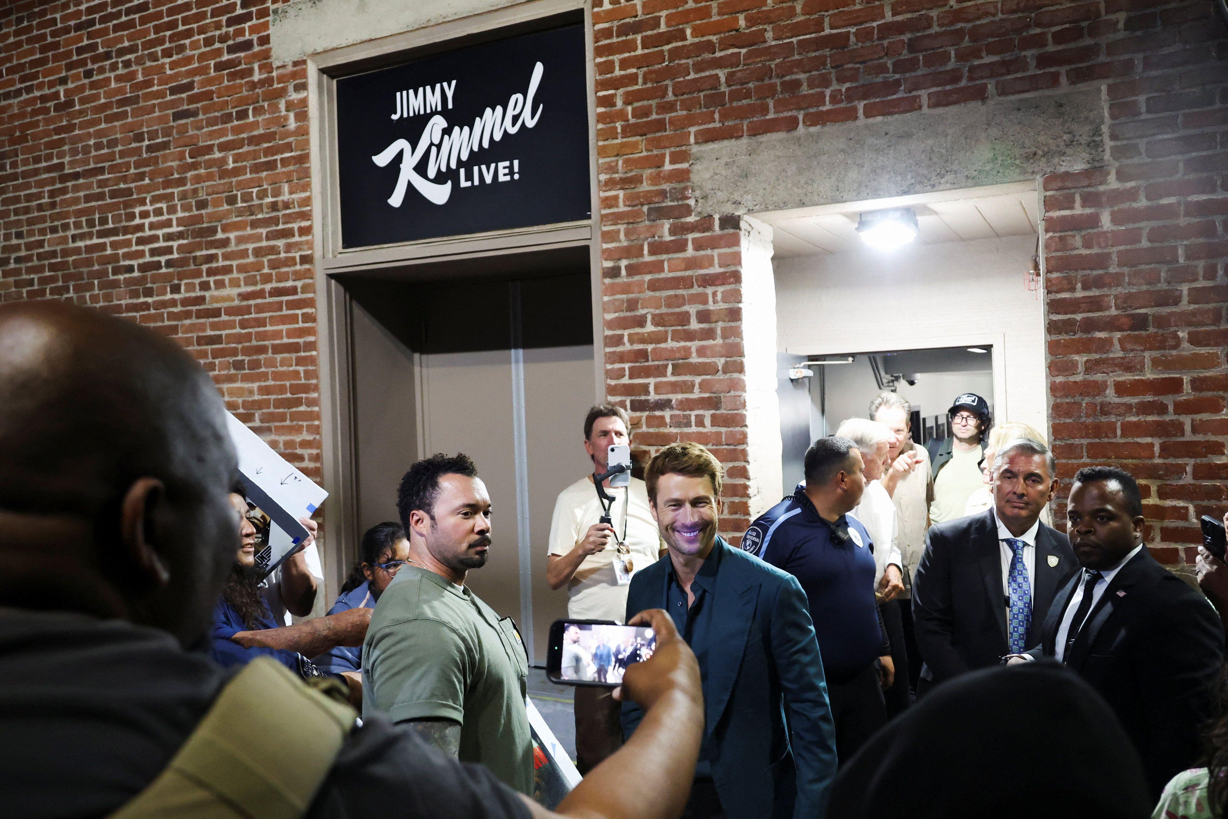 Glen Powell se marcha después de que el programa 'Jimmy Kimmel Live!' se grabara para su emisión, el día después de que Disney anunciara que el programa regresaría a su programación de ABC tras la suspensión temporal de Kimmel por sus comentarios sobre Charlie Kirk, en Los Ángeles, California, EE. UU., 23 de septiembre de 2025. REUTERS/Aude Guerrucci