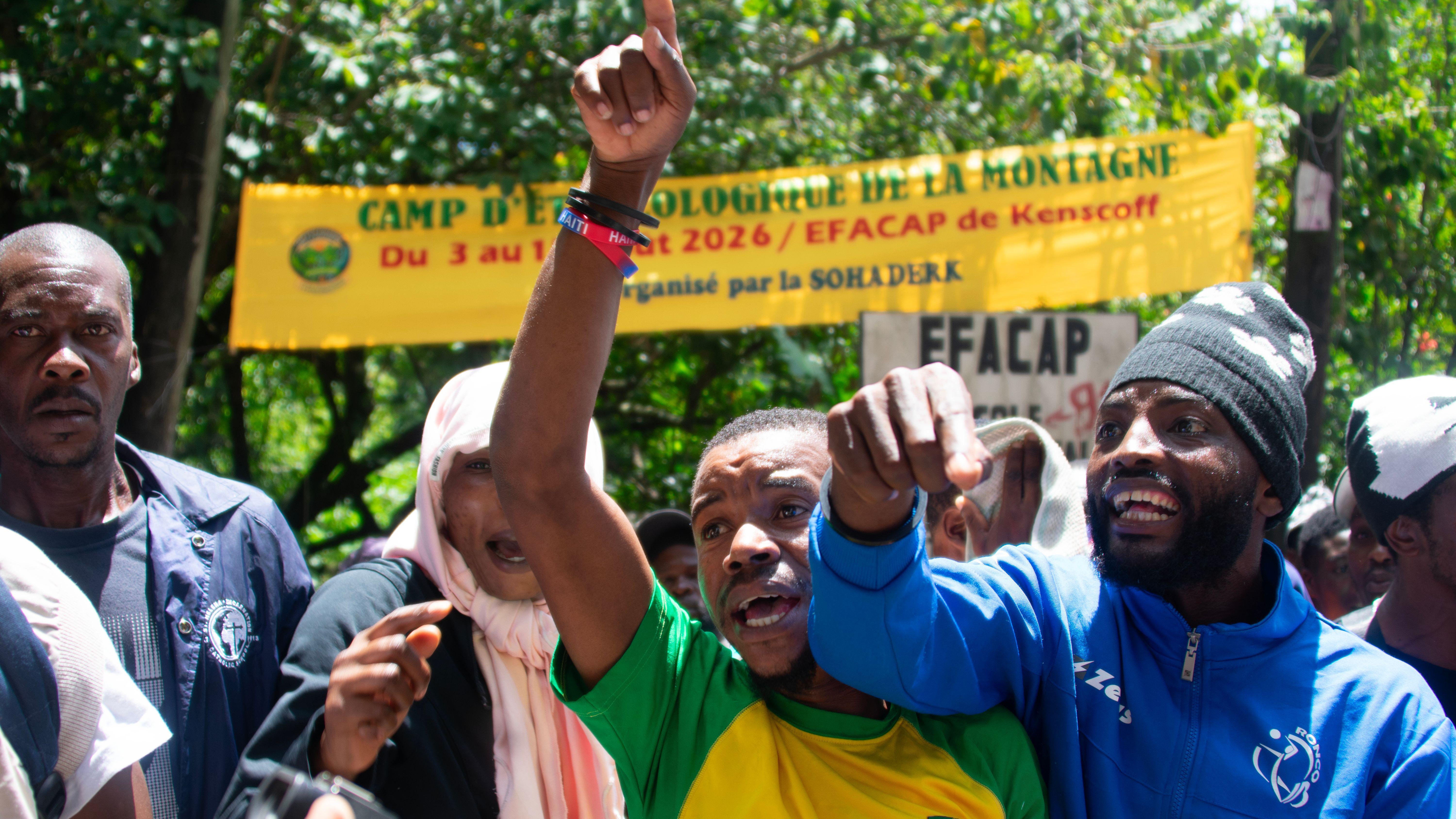 La gente reacciona tras un ataque armado en la zona de Kenscoff, Haití, el 24 de agosto de 2026. Entre 30 y 40 personas perdieron la vida en un ataque perpetrado por una banda durante la noche en Kenscoff, según la organización haitiana de derechos humanos RNDDH. 