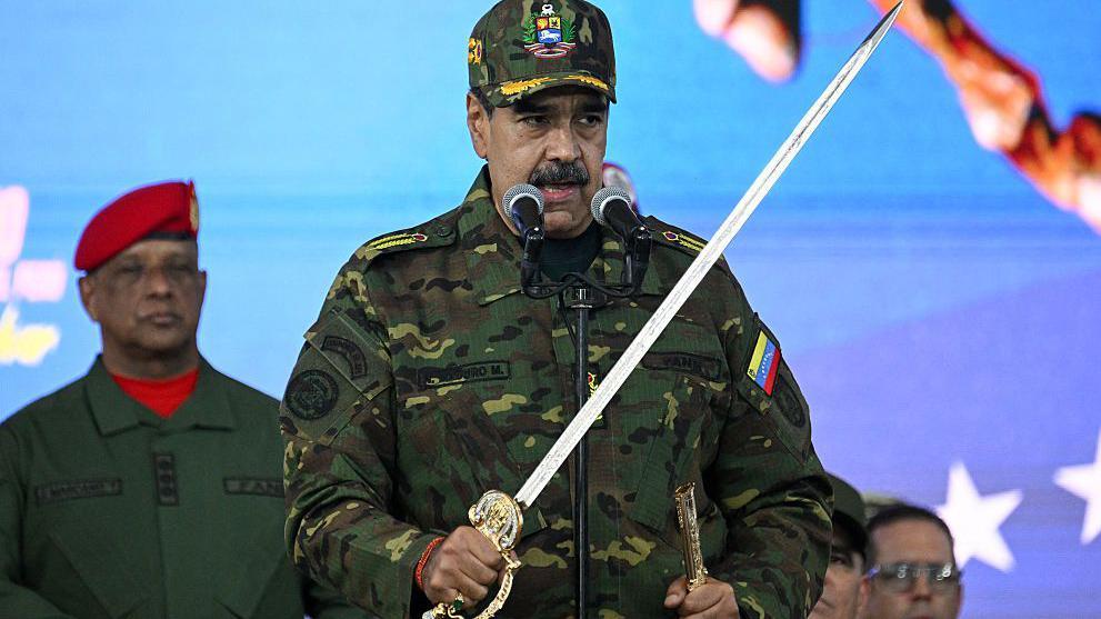 Nicolás Maduro empuñando la espada del Libertador Simón Bolívar días antes e los ataques de EE.UU.