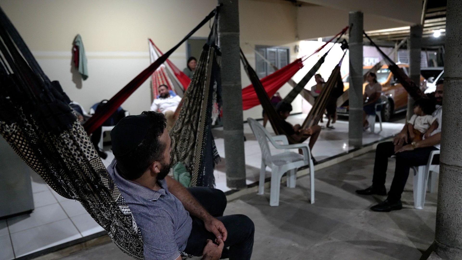 Pessoas deitadas em redes