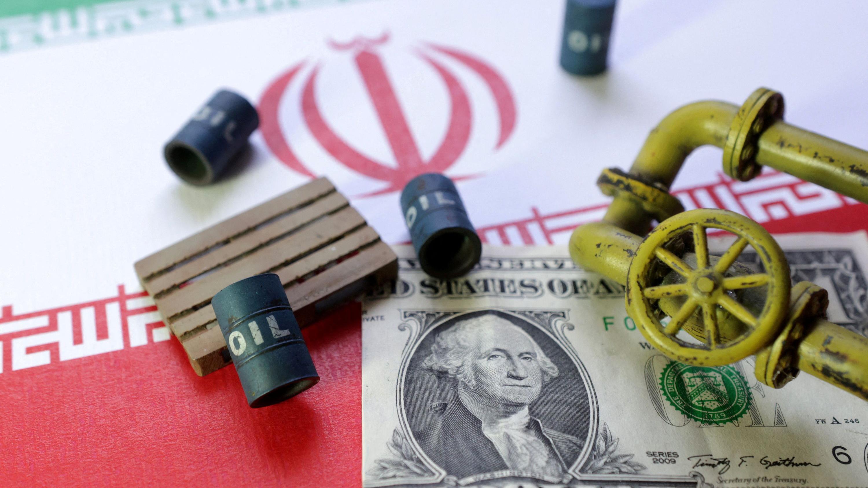 ilustracija zastava irana, američkog dolara i burića sa naftom