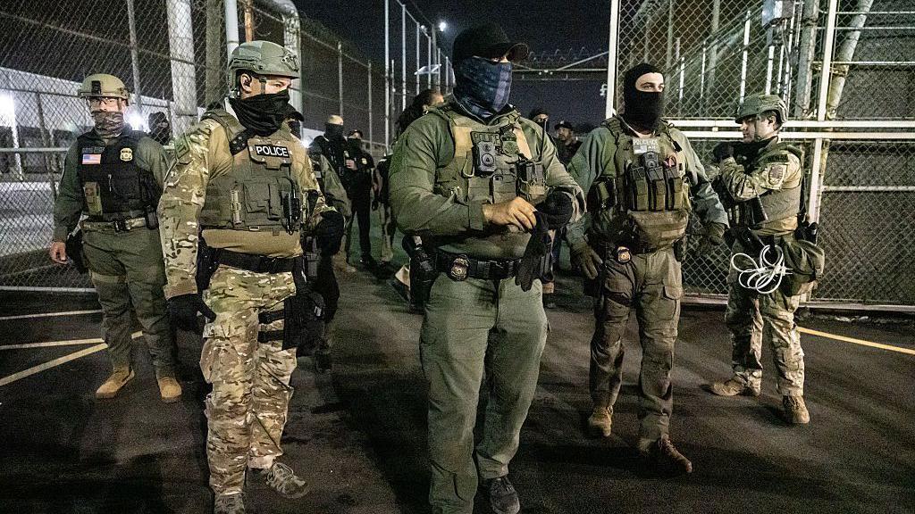 Trump orders increase in migrant deportations