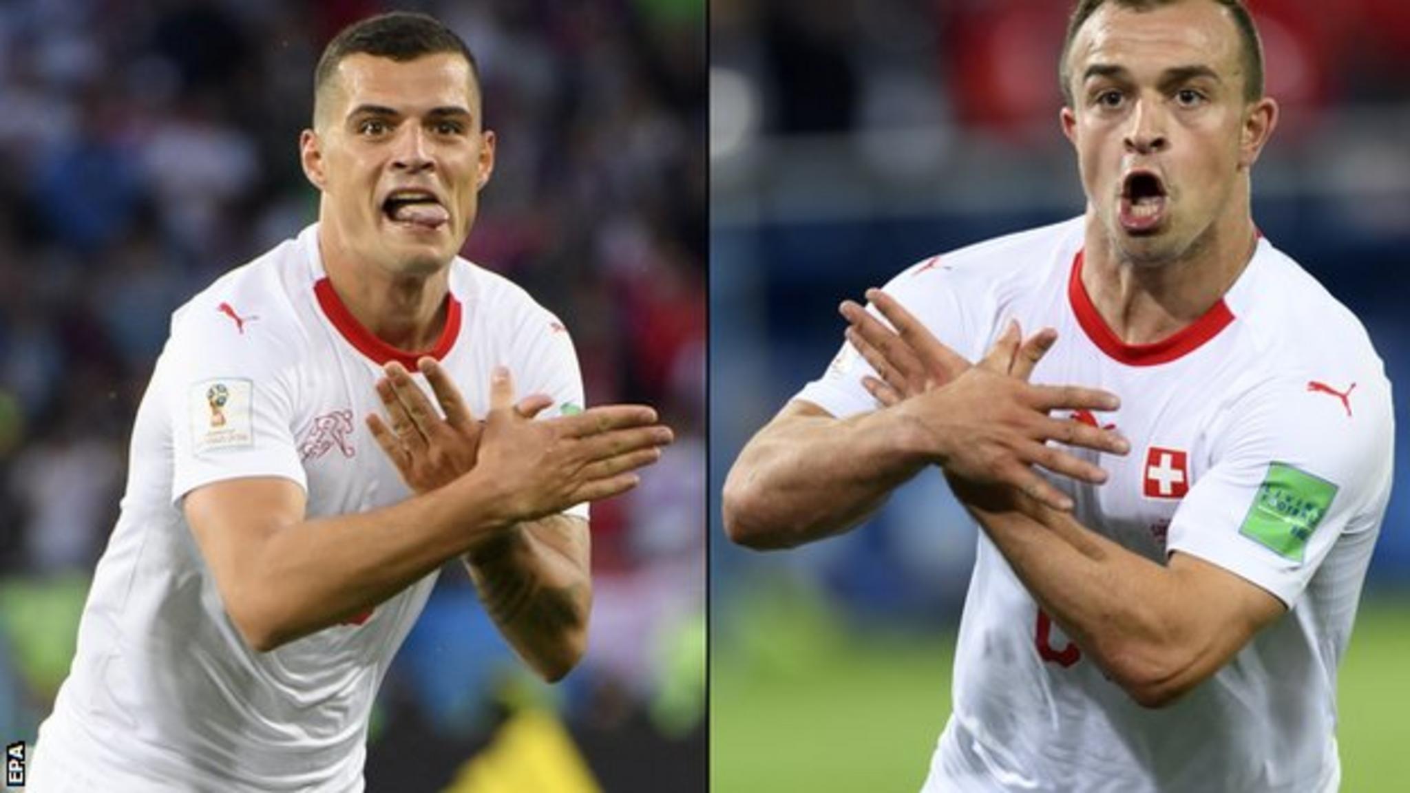 Granit Xhaka y Xherdan Shaqiri haciendo el gesto del águila bicéfala con las manos.