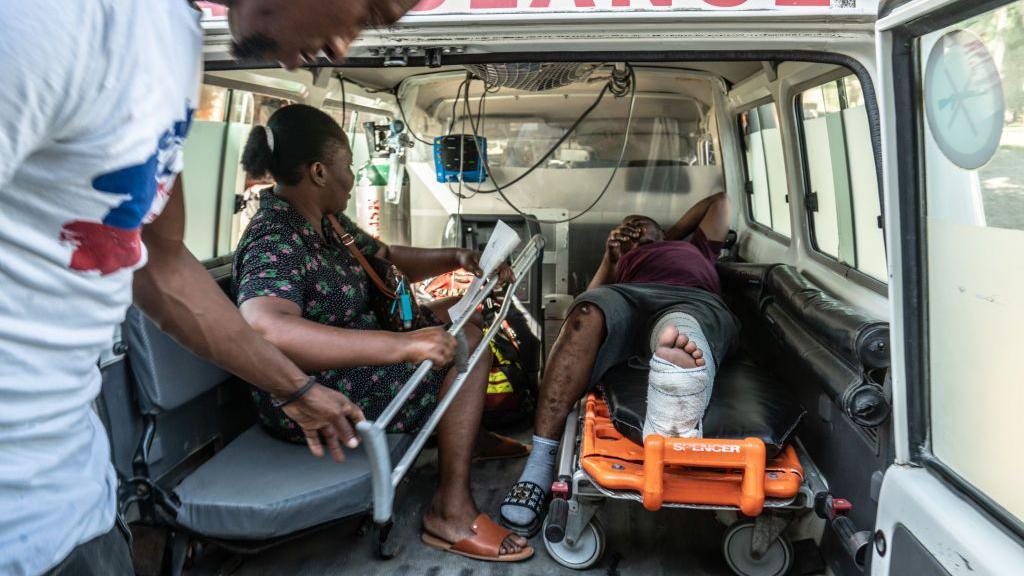Ambulancia con paciente en Haití
